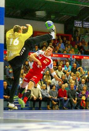 Carsten Ridder (Essen) scheitert an Torhüter Robert Wetzel (Aue) Handball 2.Liga 2017 18 EHV Aue - TUSEM Essen am 18.11.2017 EHV Aue -TUSEM Essen