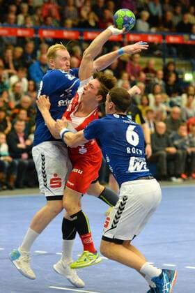Jort Neuteboom (EHV Aue) li., Justin Mueller (TUSEM Essen) Mitte und Kevin Roch (EHV Aue) re. (EHV Aue vs. TUSEM Essen, 18.11.2017, 2. Handball-Bundesliga, Loessnitz Copyright: xEibner-Pressefoto BertxHarzerx EP_BHR