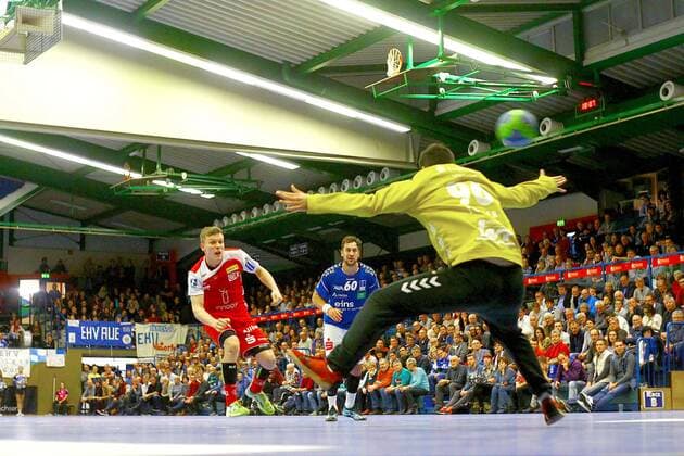 Per Siebenmeter überwindet Noah Beyer (Essen) Torhüter Eric Töpfer (Aue) Handball 2.Liga 2017 18 EHV Aue - TUSEM Essen am 18.11.2017 EHV Aue -TUSEM Essen