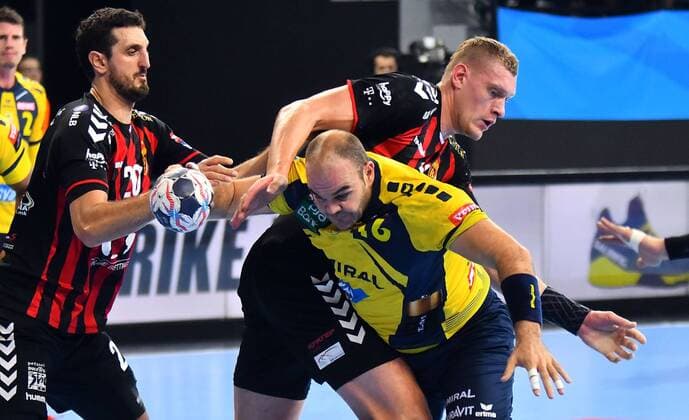 18.11.2017 Skopje(FYR Macedonia) HC Vardar-Rhein Neckar Löwen EHF Champions League men s handball Rafael Baena Gonzalez(c) Rhein Neckar Löwen stopped between Dainis Kristopans(central behind) and ILIJA Abutovic(L) HC Vardar :Str 