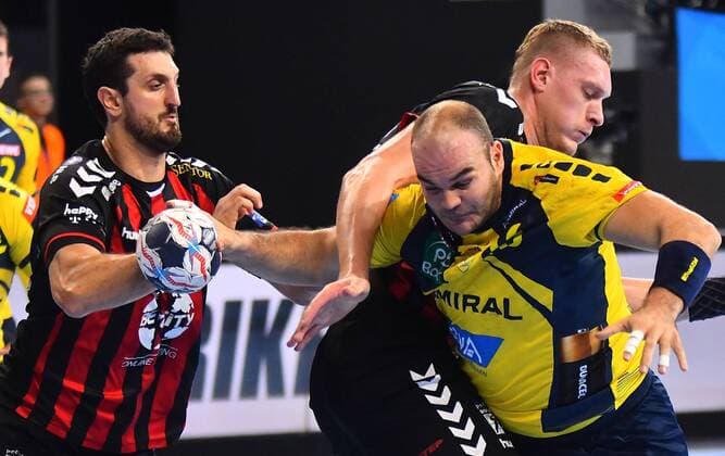 18.11.2017 Skopje(FYR Macedonia) HC Vardar-Rhein Neckar Löwen EHF Champions League men s handball Rafael Baena Gonzalez(c) Rhein Neckar Löwen stopped between Dainis Kristopans(central behind) and ILIJA Abutovic(L) HC Vardar :Str 