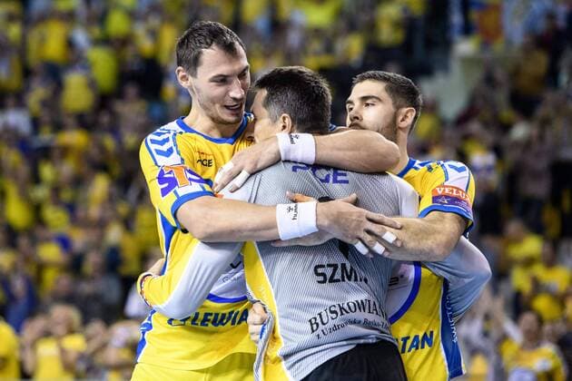 20171118, Kielce, Hala Legionow, Pilka reczna mezczyzn, EHF Liga Mistrzow sezon 2017 2018 Mecz PGE VIVE Kielce - Aalborg Handbold N z Krzysztof Lijewski, Slawomir Szmal radosc Fot Rafal Oleksiewicz PRESSFOCUS 20171118, Kielce, Hala Legionow, 2017 2018 EHF Men s Champions League Group Phase Match PGE VIVE Kielce - Aalborg Handbold Krzysztof Lijewski, Slawomir Szmal radosc Credit Rafal Oleksiewicz PRESSFOCUS NEWSPIX.PL --- Newspix.pl FRANCE OUT!  20171118PF_RO0857