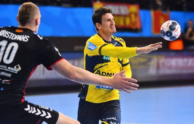 18.11.2017 Skopje(FYR Macedonia) HC Vardar-Rhein Neckar Löwen EHF Champions League men s handball Andre Schmid(r) Rhein Neckar Löwen, Dainis Kristopans(L) HC Vardar :Str 