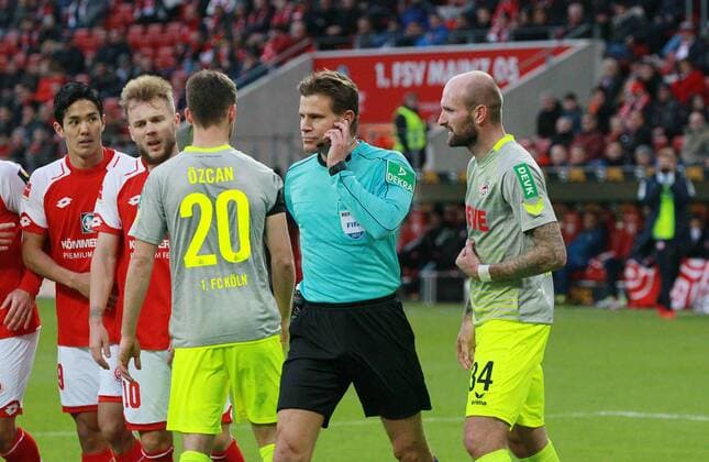 1.FSV Mainz 05 - 1.FC Köln Schiedsrichter Felix Brych fragt nach und entscheidet: Elfmeter Fußball 1.Bundesliga