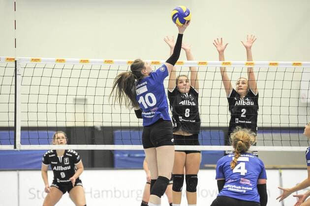 2. Volleyball-Bundesliga Nord, Volleyball-Team Hamburg vs. VC Allbau Essen; Hamburg, 18.11.17 Lisa Schwarz (Nr. 10, Volleyball-Team Hamburg) gegen Alina Jungbauer (Nr. 8, VC Allbau Essen) und Isabelle Zwingmann (Nr. 2, VC Allbau Essen); 2. Volleyball-Bundesliga Nord, Volleyball-Team Hamburg vs. VC Allbau Essen; Hamburg, 18.11.17, CU Arena