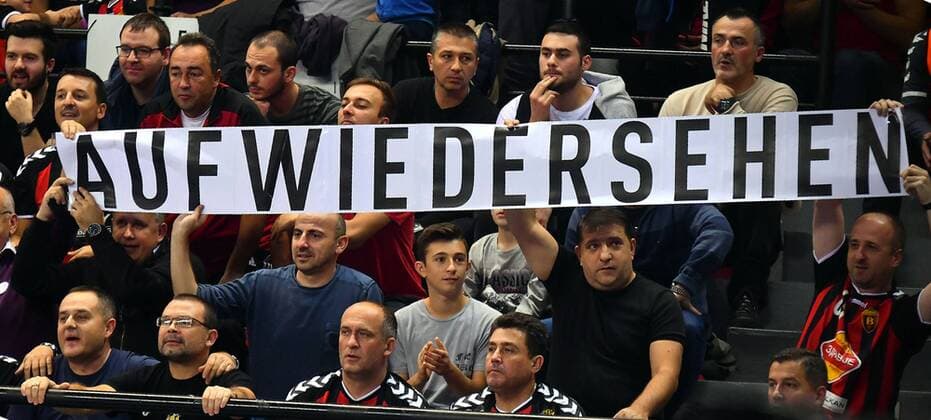 Bilder des Tages - SPORT 18.11.2017 Skopje(FYR Macedonia) HC Vardar-Rhein Neckar Löwen EHF Champions League men s handball HC Vardar fans with transparent Aufwiedersehen :Str 