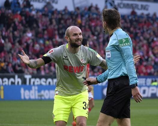 Fussball-Bundesliga - Saison 2017 2018 Mainz - Opel-Arena - 18.11.2017 1. FSV Mainz 05 (mz) - 1.FC Köln (k) Konstantin RAUSCH (1. FC Koeln) ist mit der 11-Meterentscheidung von Schiedsrichter Felix BRYCH nicht einverstanden Fussball-Bundesliga - 1. FSV Mainz 05