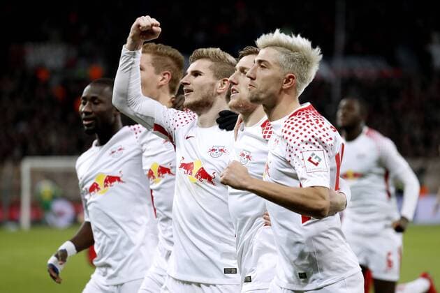 FORSBERG Emil Team RB Leipzig Jubel um Torschützen Forsberg nach verwandeltem 11m mit WERNER Timo und KAMPL Kevin DFL Fussball Bundesliga Saison 2017-2018 Spiel Bayer 04 Leverkusen - RB Leipzig 2 : 2 am 18.November 2017 in Leverkusen