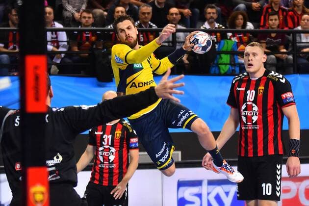 Bilder des Tages - SPORT 18.11.2017 Skopje(FYR Macedonia) HC Vardar-Rhein Neckar Löwen EHF Champions League men s handball Bogdan Radivojevic(c) Rhein Neckar Löwen, Dainis Kristopans(R) HC Vardar :Str 