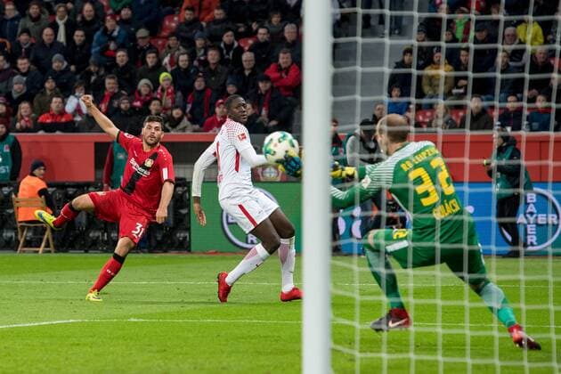 Torwart Peter Gulacsi (RB Leipzig 32) mit einer Parade gegen Kevin Volland (Bayer 04 Leverkusen 31) beim Bundesligaspiel zwischen Bayer 04 Leverkusen und RB Leipzig am 18.11.2017, Leverkusen *** Goalkeeper Peter Gulacsi RB Leipzig 32 with a parry against Kevin Volland Bayer 04 Leverkusen 31 at the Bundesliga match between Bayer 04 Leverkusen and RB Leipzig on 18 11 2017 Leverkusen Copyright: xSchueler Eibner-Pressefotox EP_JSE