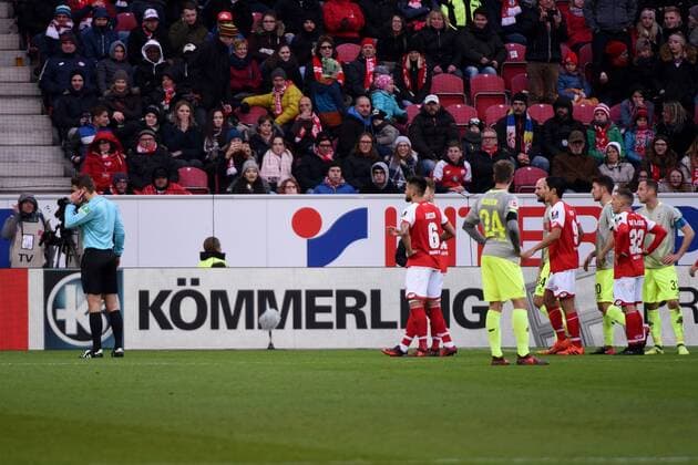 18.11.2017 Mainz, Opel-Arena 1. Bundesliga Fussball Saison 2017 2018 FSV Mainz 05 gegen 1. FC Köln Schiedsrichter Felix Brych telefoniert mit dem Video-Schiedsrichter - die Spieler warten