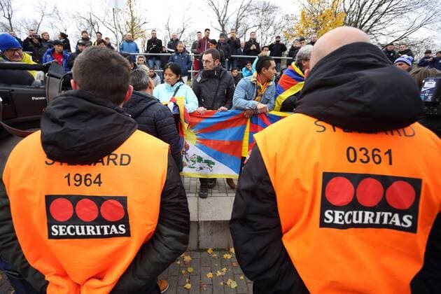 TIBET INITIATIVE DEUTSCHLAND MIT TIBETFLAGGEN TSV SCHOTT MAINZ-CHINA U20 TESTSPIEL REGIONALLIGA SUEDWEST MAINZ 