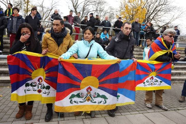 TIBET INITIATIVE DEUTSCHLAND MIT TIBETFLAGGEN TSV SCHOTT MAINZ-CHINA U20 TESTSPIEL REGIONALLIGA SUEDWEST MAINZ 