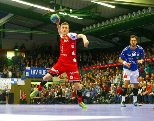 Siebenmeter-Ausführung von Noah Beyer (Essen) , rechts Marc Pechstein (Aue) Handball 2.Liga 2017 18 EHV Aue - TUSEM Essen 27:29 am 18.11.2017 EHV Aue -TUSEM Essen