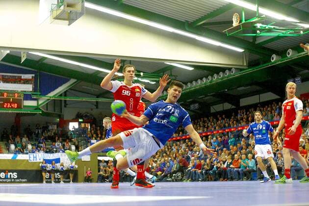 Philip Jungemann (Aue) , dahinter Tim Zechel (Essen) , rechts Alexander Koke (Aue) und Michael Kintrup (Essen) Handball 2.Liga 2017 18 EHV Aue - TUSEM Essen 27:29 am 18.11.2017 EHV Aue -TUSEM Essen