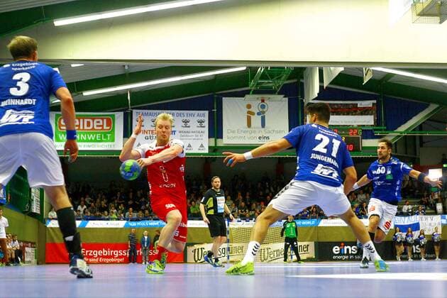 Michael Kintrup (Essen) , links Eric Meinhardt (Aue) , rechts Philip Jungemann (Aue) und Marc Pechstein (Aue) Handball 2.Liga 2017 18 EHV Aue - TUSEM Essen 27:29 am 18.11.2017 EHV Aue -TUSEM Essen