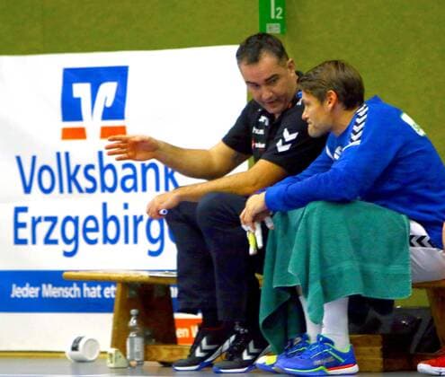 Trainer Stephan Swat (Aue) mit Alexander Koke (Aue) Handball 2.Liga 2017 18 EHV Aue - TUSEM Essen 27:29 am 18.11.2017 EHV Aue -TUSEM Essen