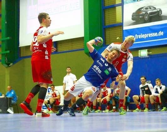 Eric Meinhardt (Aue) , links Tim Zechel (Essen) , rechts Michael Kintrup (Essen) Handball 2.Liga 2017 18 EHV Aue - TUSEM Essen 27:29 am 18.11.2017 EHV Aue -TUSEM Essen