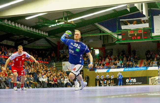 Siebenmeter-Ausführung von Jort Neuteboom (Aue) , links Michael Hegemann (Essen) Handball 2.Liga 2017 18 EHV Aue - TUSEM Essen 27:29 am 18.11.2017 EHV Aue -TUSEM Essen