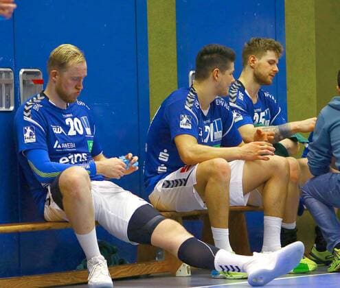 Enttäuschung nach dem Schlusspfiff bei Jort Neuteboom (Aue) , rechts Philip Jungemann (Aue) und Gregor Remke (Aue) Handball 2.Liga 2017 18 EHV Aue - TUSEM Essen 27:29 am 18.11.2017 EHV Aue -TUSEM Essen