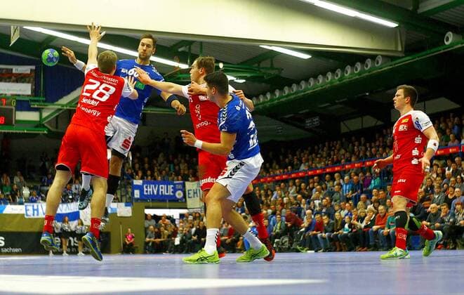 Marc Pechstein (Aue) ist vor Malte Seidel (Essen) und Tim Zechel (Essen) hochgestiegen, vorn Philip Jungemann (Aue) Handball 2.Liga 2017 18 EHV Aue - TUSEM Essen 27:29 am 18.11.2017 EHV Aue -TUSEM Essen