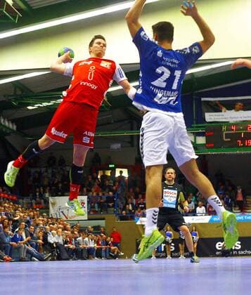 Bilder des Tages - SPORT Torwurf von Carsten Ridder (Essen) , vorn Philip Jungemann (Aue) Handball 2.Liga 2017 18 EHV Aue - TUSEM Essen 27:29 am 18.11.2017 EHV Aue -TUSEM Essen