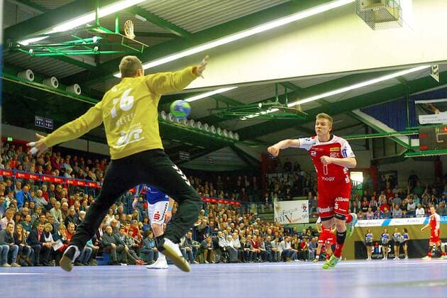Per Siebenmeter überwindet Noah Beyer (Essen) Torhüter Robert Wetzel (Aue) Handball 2.Liga 2017 18 EHV Aue - TUSEM Essen 27:29 am 18.11.2017 EHV Aue -TUSEM Essen