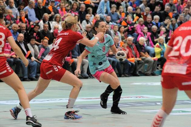 Monika Kobylinska (TusSis Metzingen 8) gegen Emma Lindqvist (H 65 Hoeoers HK 14) Handball,Women,EHF-Cup,Round 3 Spiel,18.11.2017, Foto:TBaur Eibner Metzingen Copyright: xBaurT Eibner-Pressefotox EP_ToBa