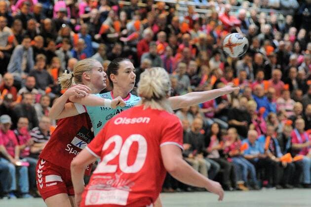 Monika Kobylinska (TusSis Metzingen 8) gegen Emma Lindqvist (H 65 Hoeoers HK 14) Handball,Women,EHF-Cup,Round 3 Spiel,18.11.2017, Foto:TBaur Eibner Metzingen Copyright: xBaurT Eibner-Pressefotox EP_ToBa