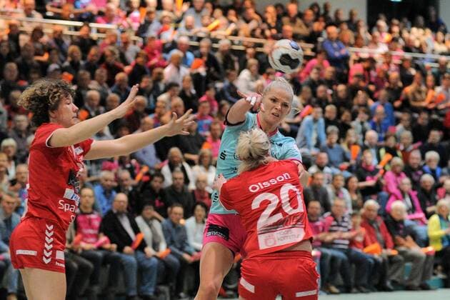 Shenia Minevskaja (TusSis Metzingen 13) gegen Anna Olsson (H 65 Hoeoers HK 20) Handball,Women,EHF-Cup,Round 3 Spiel,18.11.2017, Foto:TBaur Eibner Metzingen Copyright: xBaurT Eibner-Pressefotox EP_ToBa
