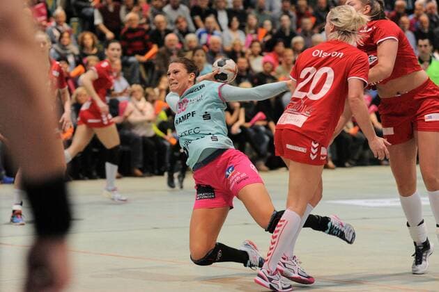 Julia Behnke (TusSis Metzingen 93) gegen Anna Olsson (H 65 Hoeoers HK 20) Handball,Women,EHF-Cup,Round 3 Spiel,18.11.2017, Foto:TBaur Eibner Metzingen Copyright: xBaurT Eibner-Pressefotox EP_ToBa