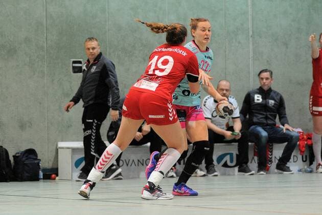 Maren Weigel (TusSis Metzingen 22) gegen Kristin Thorleifsdottir (H 65 Hoeoers HK 19) Handball,Women,EHF-Cup,Round 3 Spiel,18.11.2017, Foto:TBaur Eibner Metzingen Copyright: xBaurT Eibner-Pressefotox EP_ToBa