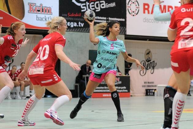 Delaila Amega (TusSis Metzingen 5) gegen Anna Olsson (H 65 Hoeoers HK 20) Handball,Women,EHF-Cup,Round 3 Spiel,18.11.2017, Foto:TBaur Eibner Metzingen Copyright: xBaurT Eibner-Pressefotox EP_ToBa