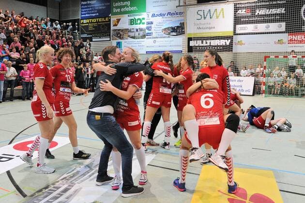 die Hoeoers Spielerinnen jubeln ueber das weiterkommen im EHF Cup Handball,Women,EHF-Cup,Round 3 Spiel,18.11.2017, Foto:TBaur Eibner Metzingen Copyright: xBaurT Eibner-Pressefotox EP_ToBa