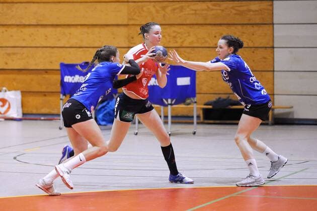 Bild zeigt Kirsten Walter (Groebenzell) und Verena Obermeier (Groebenzell) im Zweikampf mit Sulamith Klein (Herrenberg) 9.Spieltag der 2.Frauen Handball Bundesliga in der Saison 2017 18 zwischen dem HCD Groebenzell und der SG H2Ku Herrenberg. Groebenzell Copyright: xEIBNER MarcelxEngelbrechtx EP_MET