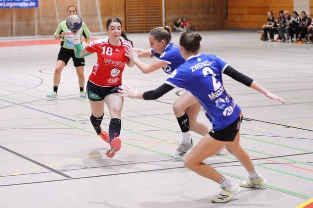 Bild zeigt Lea Neubrander (Herrenberg) und Verena Osswald (Groebenzell) 9.Spieltag der 2.Frauen Handball Bundesliga in der Saison 2017 18 zwischen dem HCD Groebenzell und der SG H2Ku Herrenberg. Groebenzell Copyright: xEIBNER MarcelxEngelbrechtx EP_MET