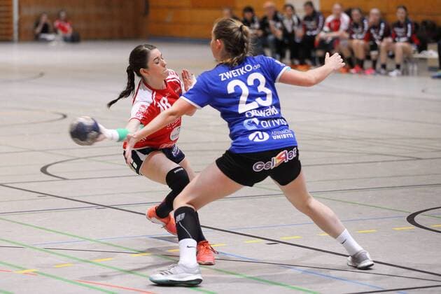 Bild zeigt Lea Neubrander (Herrenberg) und Verena Osswald (Groebenzell) 9.Spieltag der 2.Frauen Handball Bundesliga in der Saison 2017 18 zwischen dem HCD Groebenzell und der SG H2Ku Herrenberg. Groebenzell Copyright: xEIBNER MarcelxEngelbrechtx EP_MET