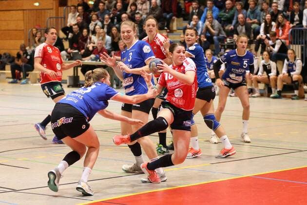 Bild zeigt Lea Neubrander (Herrenberg) und Verena Owald (Groebenzell) 9.Spieltag der 2.Frauen Handball Bundesliga in der Saison 2017 18 zwischen dem HCD Groebenzell und der SG H2Ku Herrenberg. Groebenzell Copyright: xEIBNER MarcelxEngelbrechtx EP_MET