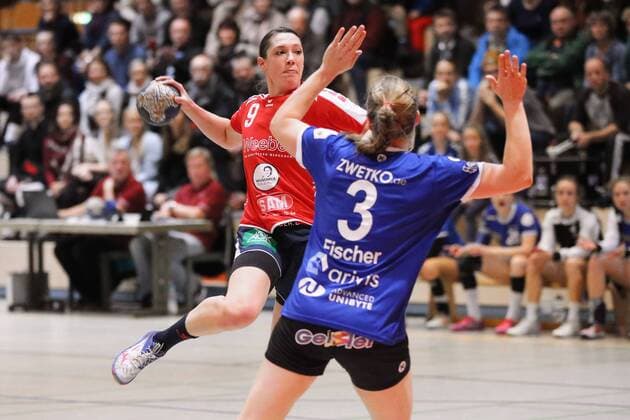 Bild zeigt Sarah Neubrander (Herrenberg) und Sina Fischer (Groebenzell) 9.Spieltag der 2.Frauen Handball Bundesliga in der Saison 2017 18 zwischen dem HCD Groebenzell und der SG H2Ku Herrenberg. Groebenzell Copyright: xEIBNER MarcelxEngelbrechtx EP_MET