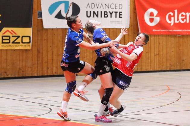 Vera Balk (Groebenzell) und Svenja Jaenicke (Groebenzell) stoppen Marie-Christine Beddies (Herrenberg) 9.Spieltag der 2.Frauen Handball Bundesliga in der Saison 2017 18 zwischen dem HCD Groebenzell und der SG H2Ku Herrenberg. Groebenzell Copyright: xEIBNER MarcelxEngelbrechtx EP_MET