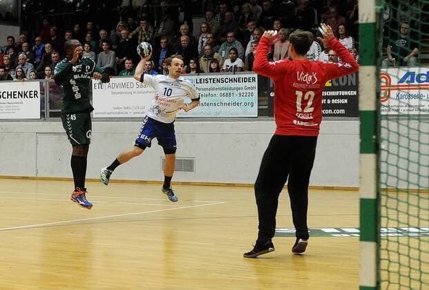 Vincent Sohmann,DRHV06- 10, mit Wurf auf das Saarlouiser Tor mit Patrick Schulz,HG Saarlouis- 12, im Spiel HG Saarlouis vs Dessau-Rosslauer HG 06, Handball, 2.Bundesliga, Saison 2017 2018, 18.11.17, Foto:Peter Franz Eibner Pressefoto Saarlouis Copyright: xFranz Eibner-Pressefotox EP_PFZ