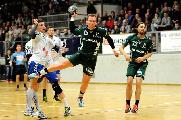 Martin Murawski,HG Saarlouis- 15, mit Wurf am Kreis im Spiel HG Saarlouis vs Dessau-Rosslauer HG 06, Handball, 2.Bundesliga, Saison 2017 2018, 18.11.17, Foto:Peter Franz Eibner Pressefoto Saarlouis Copyright: xFranz Eibner-Pressefotox EP_PFZ