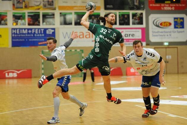Julius Lindskog Andersson,HG Saarlouis- 32, beim Wurf am Kreis im Spiel HG Saarlouis vs Dessau-Rosslauer HG 06, Handball, 2.Bundesliga, Saison 2017 2018, 18.11.17, Foto:Peter Franz Eibner Pressefoto Saarlouis Copyright: xFranz Eibner-Pressefotox EP_PFZ