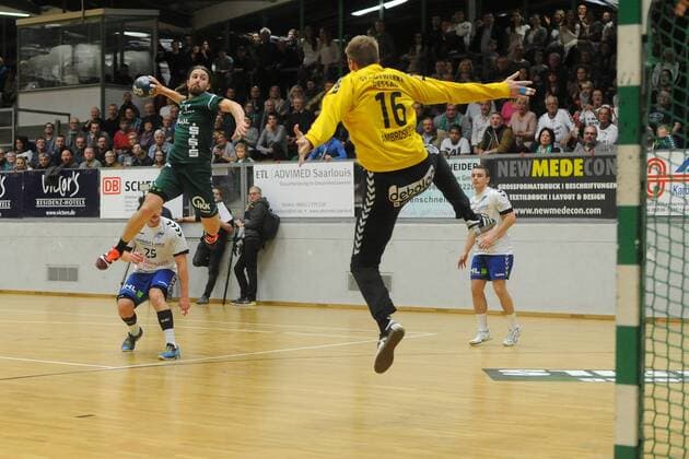 Julius Lindskog Andersson,HG Saarlouis- 32, mit Wurf vor Philipp Ambrosius,DRHV06- 16, im Spiel HG Saarlouis vs Dessau-Rosslauer HG 06, Handball, 2.Bundesliga, Saison 2017 2018, 18.11.17, Foto:Peter Franz Eibner Pressefoto Saarlouis Copyright: xFranz Eibner-Pressefotox EP_PFZ