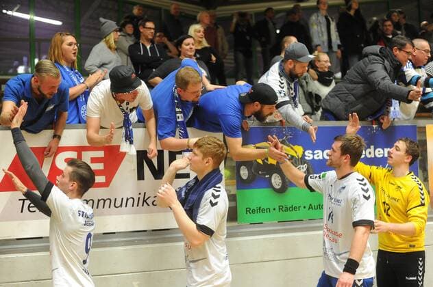 Dankl der Dessauer Spieler an die mitgereisten Fans fuer die Unterstuetzung nach dem Spiel HG Saarlouis vs Dessau-Rosslauer HG 06, Handball, 2.Bundesliga, Saison 2017 2018, 18.11.17, Foto:Peter Franz Eibner Pressefoto Saarlouis Copyright: xFranz Eibner-Pressefotox EP_PFZ