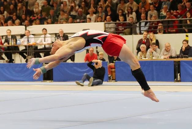 Bilder des Tages - SPORT SKV Siegen - KTV Obere Lahn, 18.11.2017 Fabian Hambüchen (KTV Obere Lahn) Kreuztal Stählerwiese Deutschland *** SKV Siegen KTV Upper Lahn 18 11 2017 Fabian Hambüchen KTV Upper Lahn Kreuztal Stählerwiese Germany