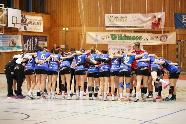 Bild zeigt die beiden Mannschaften und die Schiedsrichter, vor dem Anpfiff 9.Spieltag der 2.Frauen Handball Bundesliga in der Saison 2017 18 zwischen dem HCD Groebenzell und der SG H2Ku Herrenberg. Groebenzell Copyright: xEIBNER MarcelxEngelbrechtx EP_MET