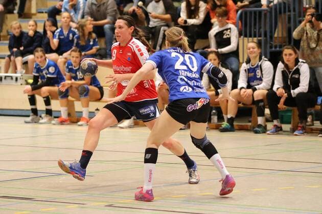 Bild zeigt Sarah Neubrander (Herrenberg) und Svenja Jnicke (Groebenzell) 9.Spieltag der 2.Frauen Handball Bundesliga in der Saison 2017 18 zwischen dem HCD Groebenzell und der SG H2Ku Herrenberg. Groebenzell Copyright: xEIBNER MarcelxEngelbrechtx EP_MET