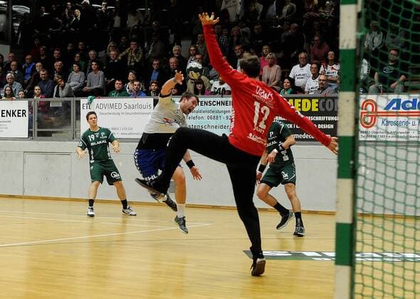 Florian Pfeiffer,DRHV06- 14, mit Wurf auf das Saarlouiser Tor mit Patrick Schulz,HG Saarlouis- 12, im Spiel HG Saarlouis vs Dessau-Rosslauer HG 06, Handball, 2.Bundesliga, Saison 2017 2018, 18.11.17, Foto:Peter Franz Eibner Pressefoto Saarlouis Copyright: xFranz Eibner-Pressefotox EP_PFZ