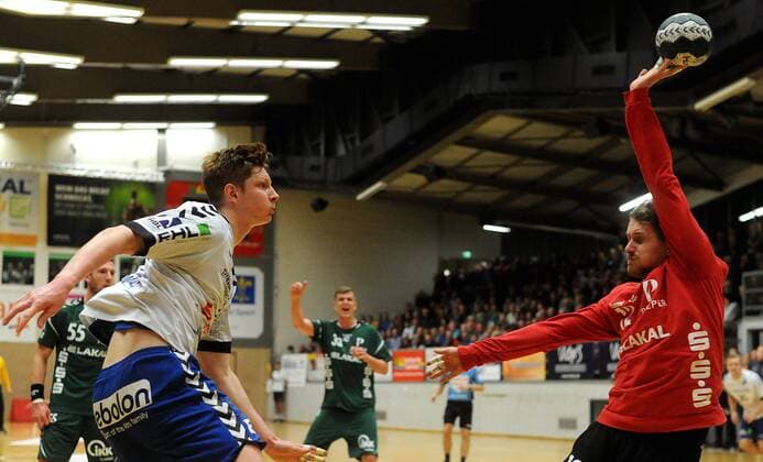 Johannes Wasielewski-DRHV06- 18, scheitert mit einem Wurf an Torwart Patrick Schulz,HG Saarlouis- 12, im Spiel HG Saarlouis vs Dessau-Rosslauer HG 06, Handball, 2.Bundesliga, Saison 2017 2018, 18.11.17, Foto:Peter Franz Eibner Pressefoto Saarlouis Copyright: xFranz Eibner-Pressefotox EP_PFZ